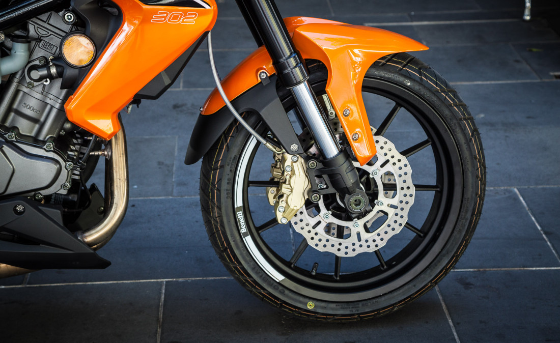 Benelli BN 302 Lams front tire view