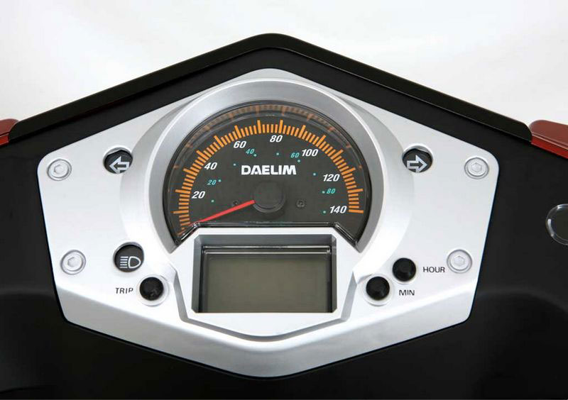 Daelim S1 125 FI speedometer view