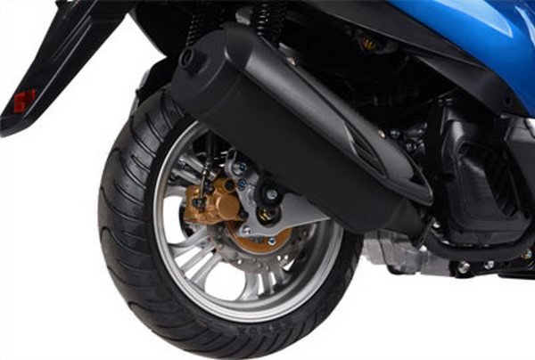 Daelim Steezer S QL125 A rear wheel and silencer view