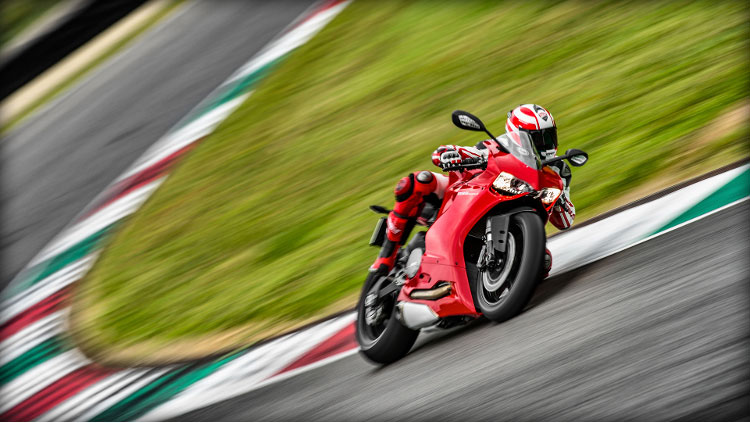 Ducati 899 Panigale 2015 Road Test