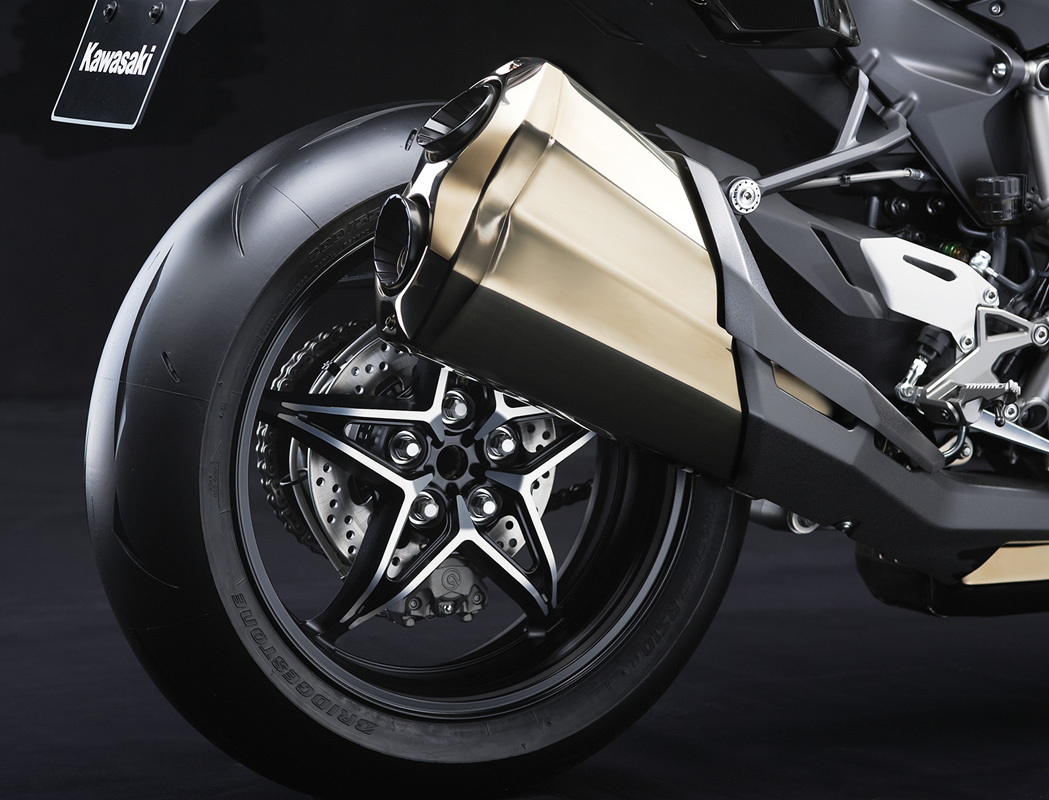 Kawasaki Ninja H2 2016 rear tyre view