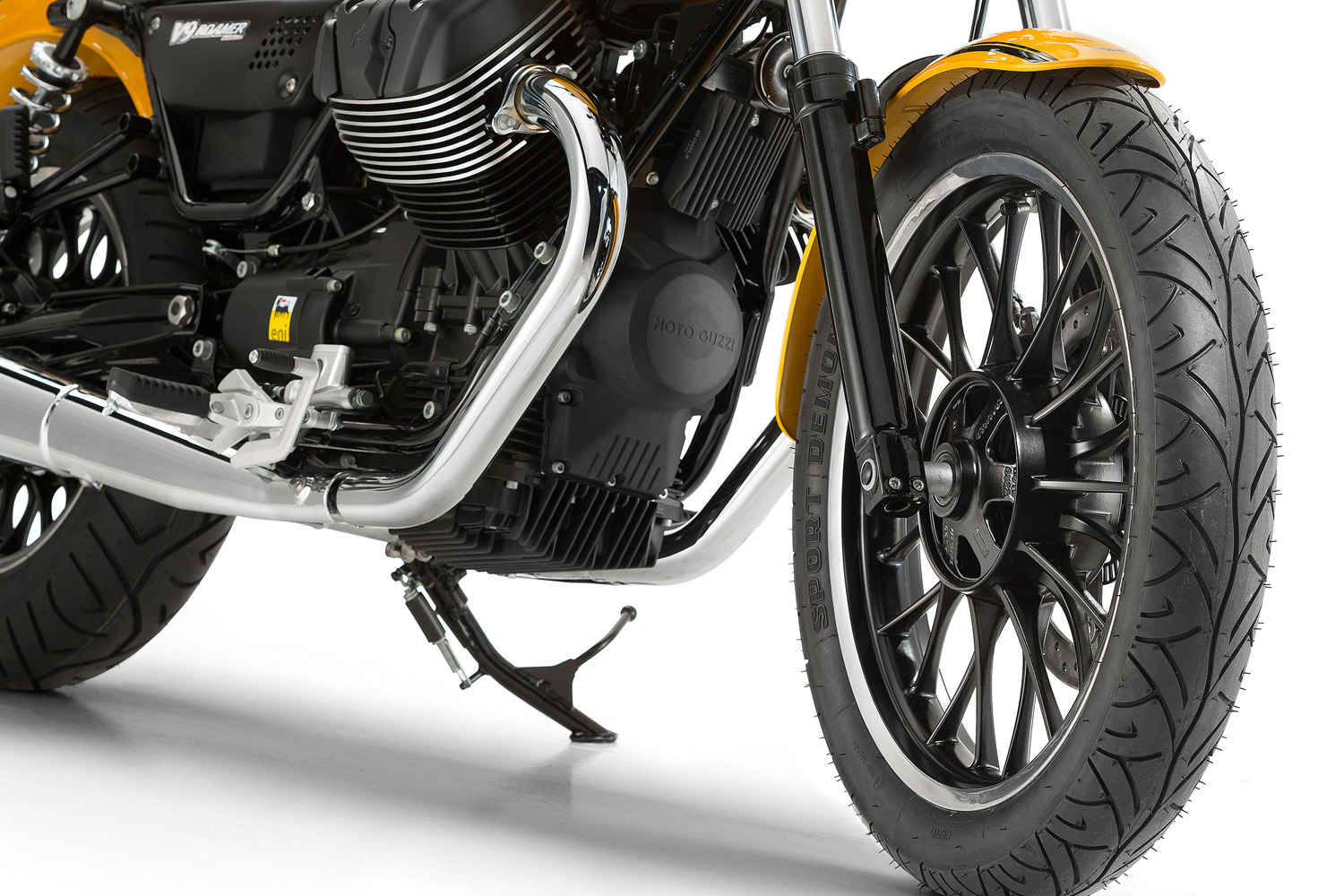 Moto Guzzi V9 Roamer front wheel view