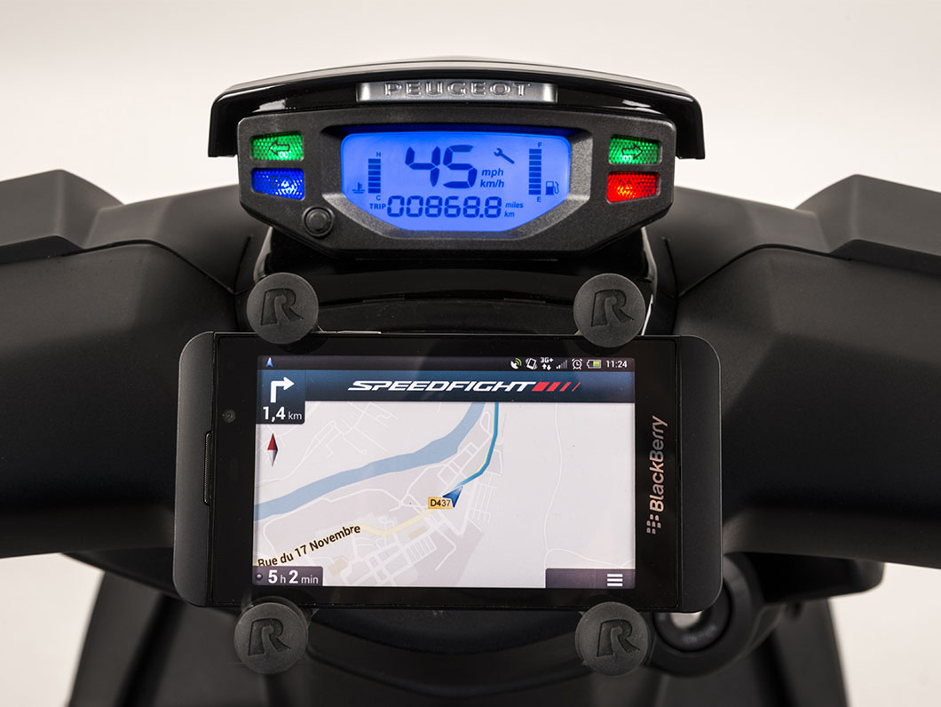 Peugeot Speedlight4 Total Sport speedometer and mobile holder view
