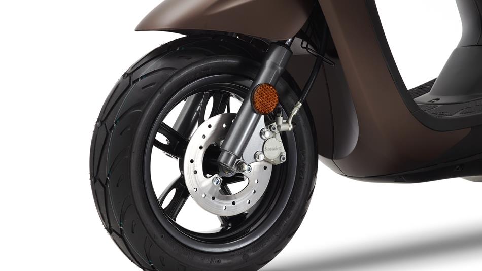 Yamaha Neo S 4 front tire and disc view