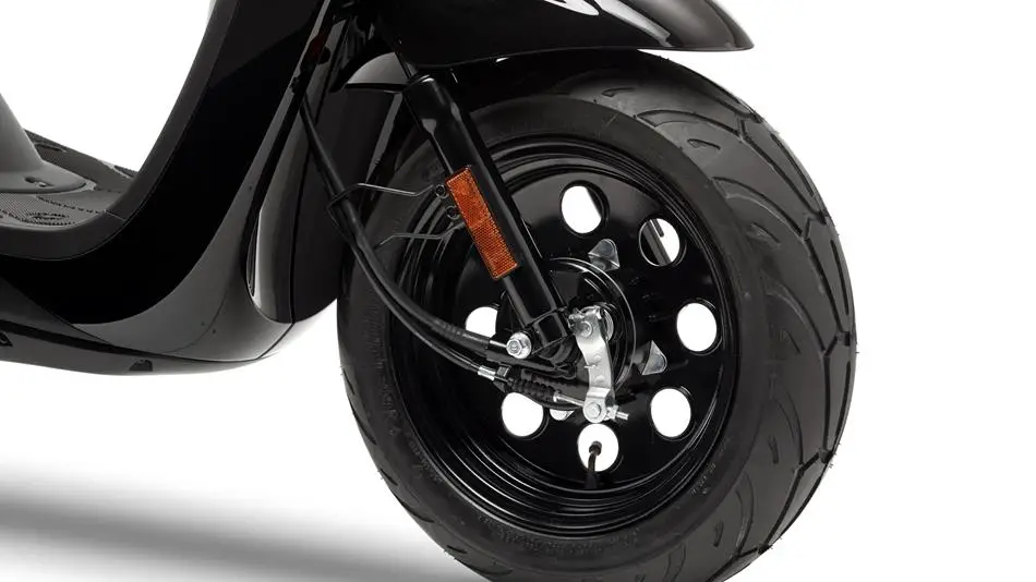 Yamaha Neo s Easy front wheel view
