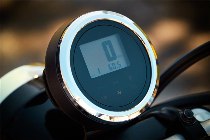 Yamaha SCR950 speedometer view