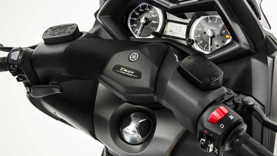 Yamaha TMax Iron Max speedometer view