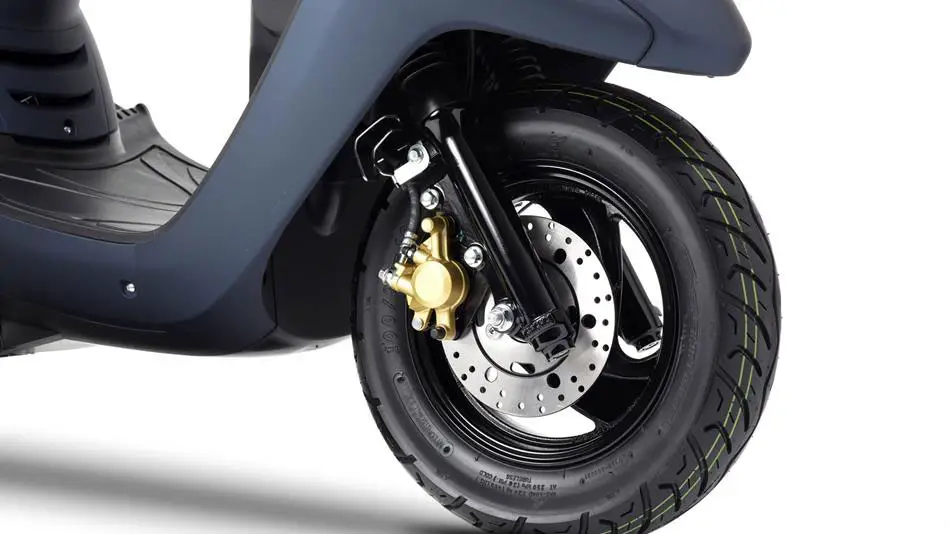 Yamaha Vity 125 front tyre and disc view