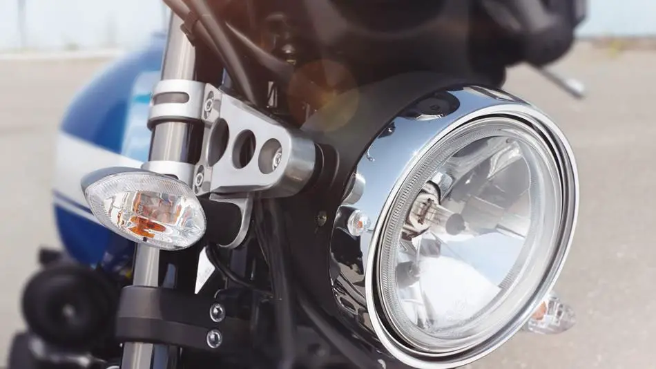 Yamaha XJR 1300 headlight view