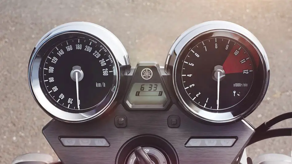 Yamaha XJR 1300 speedometer view