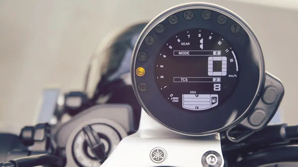 Yamaha XSR900 speedometer view
