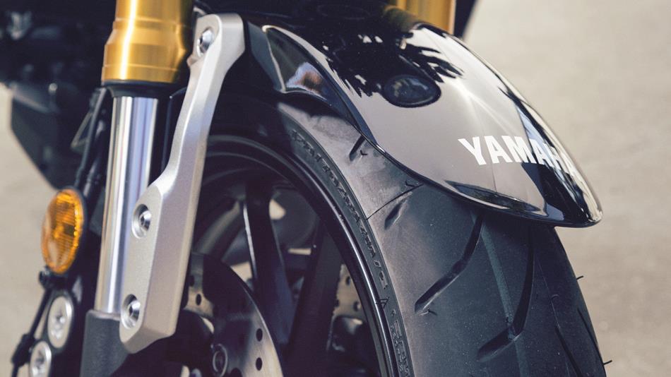 Yamaha XSR900 front wheel suspention view