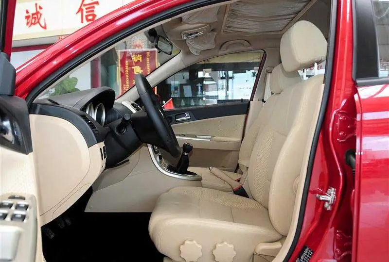 Brilliance H320 1.5 MT Deluxe Interior front seats