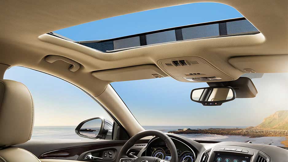 Buick Regal FWD Premium 1 Interior mirror and sunroof