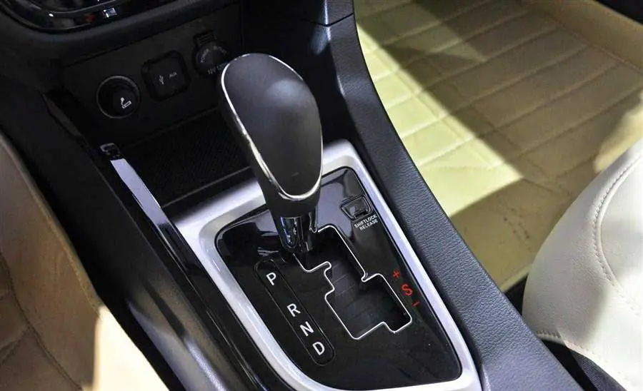 2015 Changan Alsvin V7 1.6 MT Comfort Interior gear