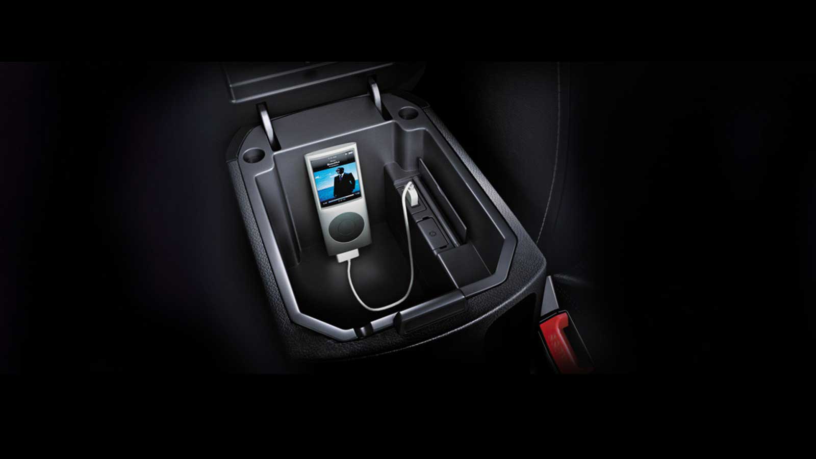 Chevrolet Cruze LTZ Interior charger point