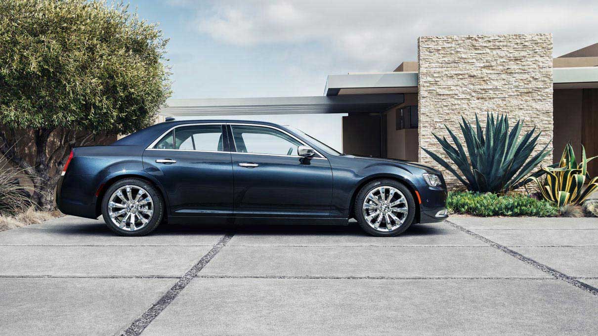 Chrysler 300 Limited AWD Exterior side view