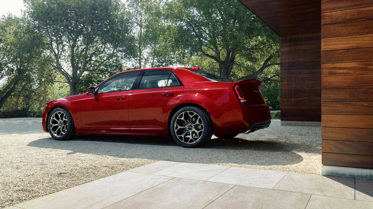 Chrysler 300 Limited RWD Exterior side view