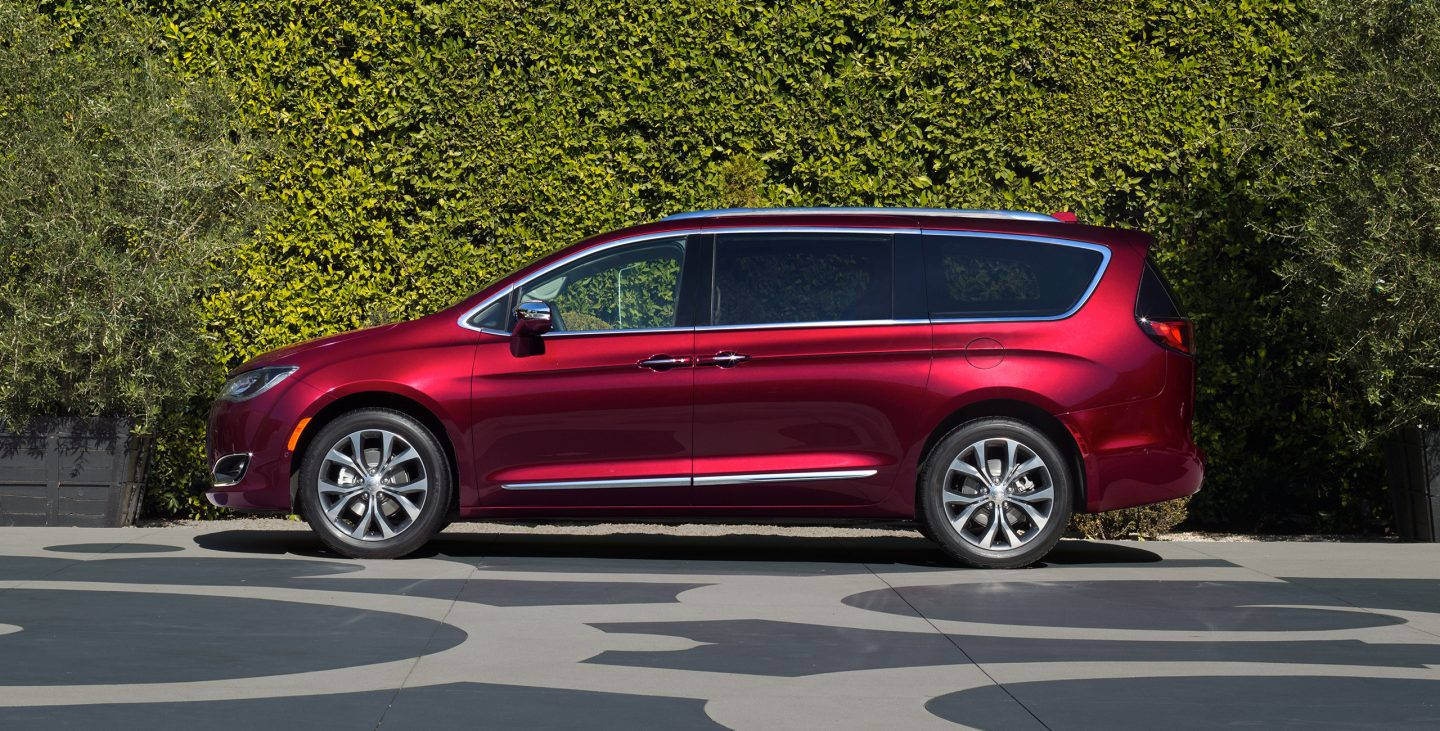 Chrysler Pacifica FWD Hybrid Platinum side view