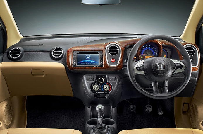 Honda Mobilio S i DTEC Front Interior View