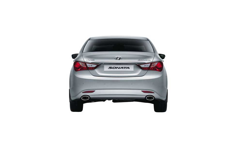 Hyundai Sonata 2.4 GDI MT Exterior rear view