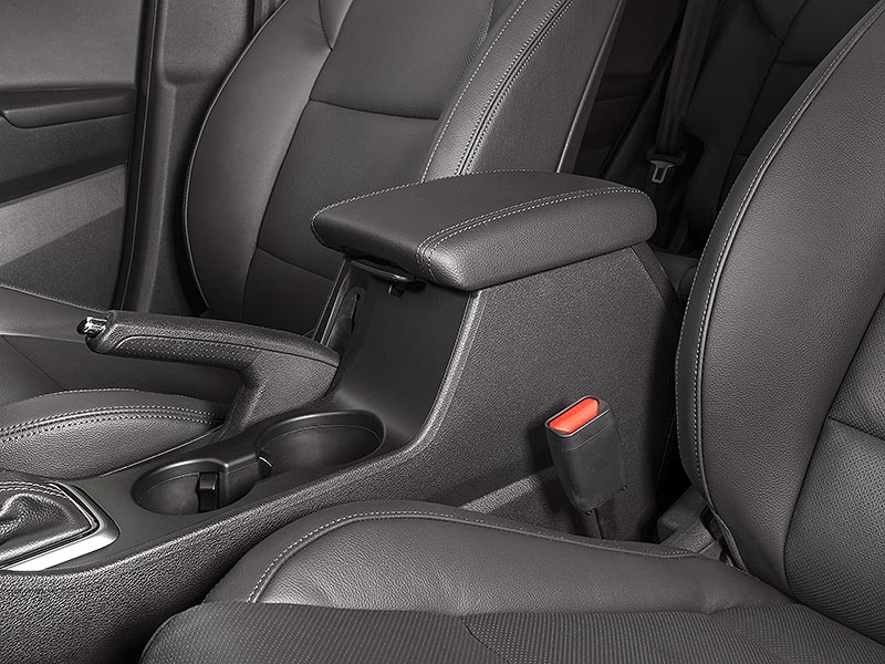 Hyundai Tucson Active X armrest and cupholder view