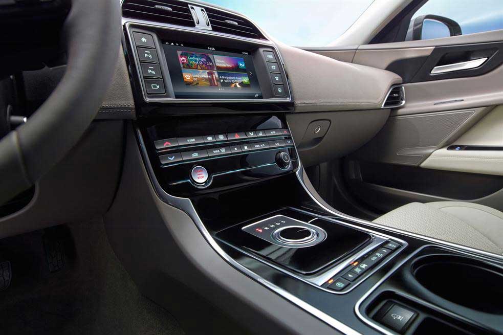 Jaguar XE S 2015 Music System
