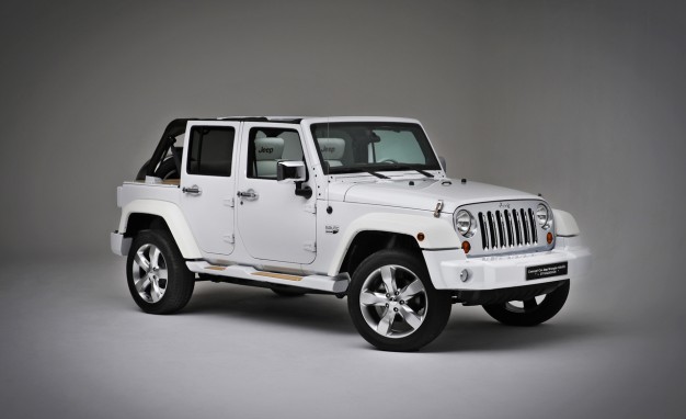 Jeep Wrangler Unlimited Black Bear front cross view