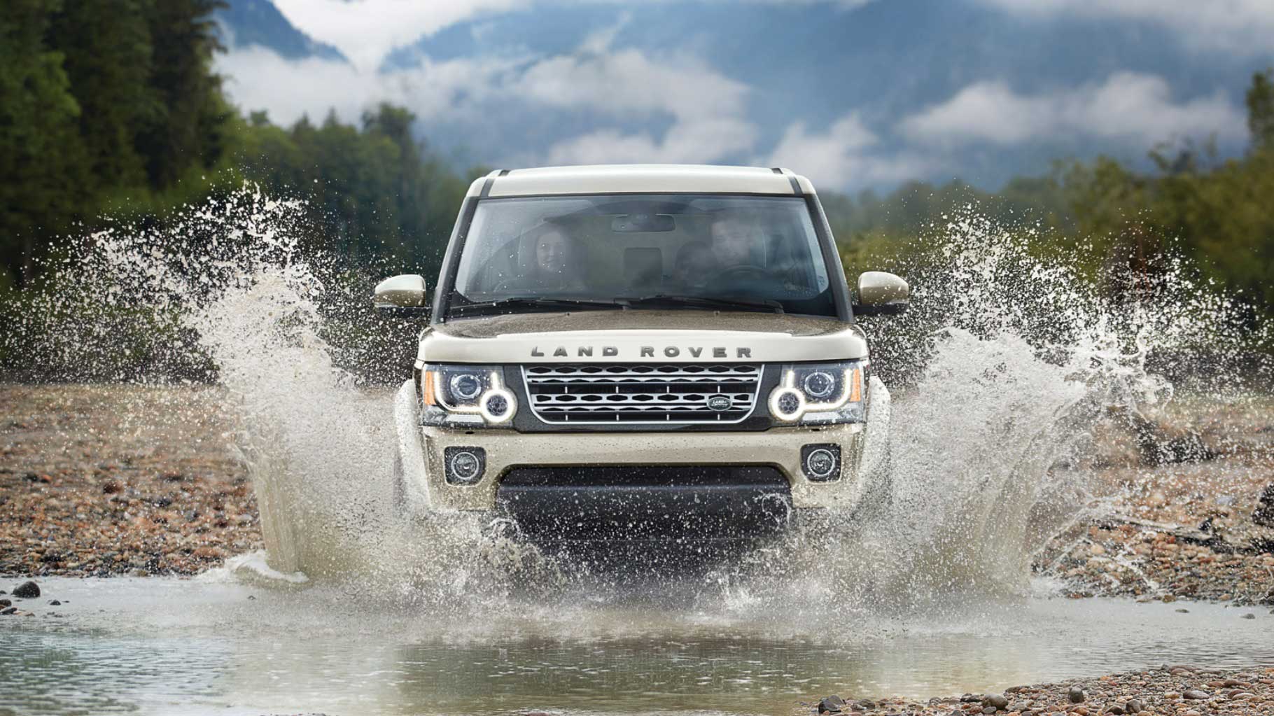 Land Rover LR4 HSE LUX Exterior front view
