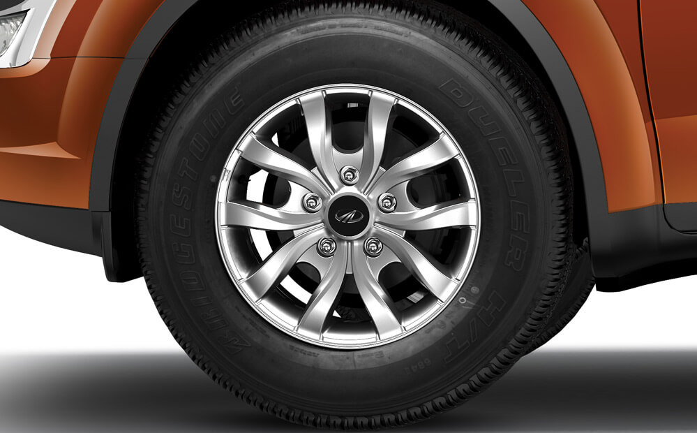 Mahindra XUV 500 AT W10 FWD alloy wheel view