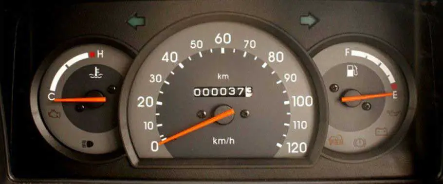 Maruti Suzuki Omni 5 STR BS-IV Interior speedometer
