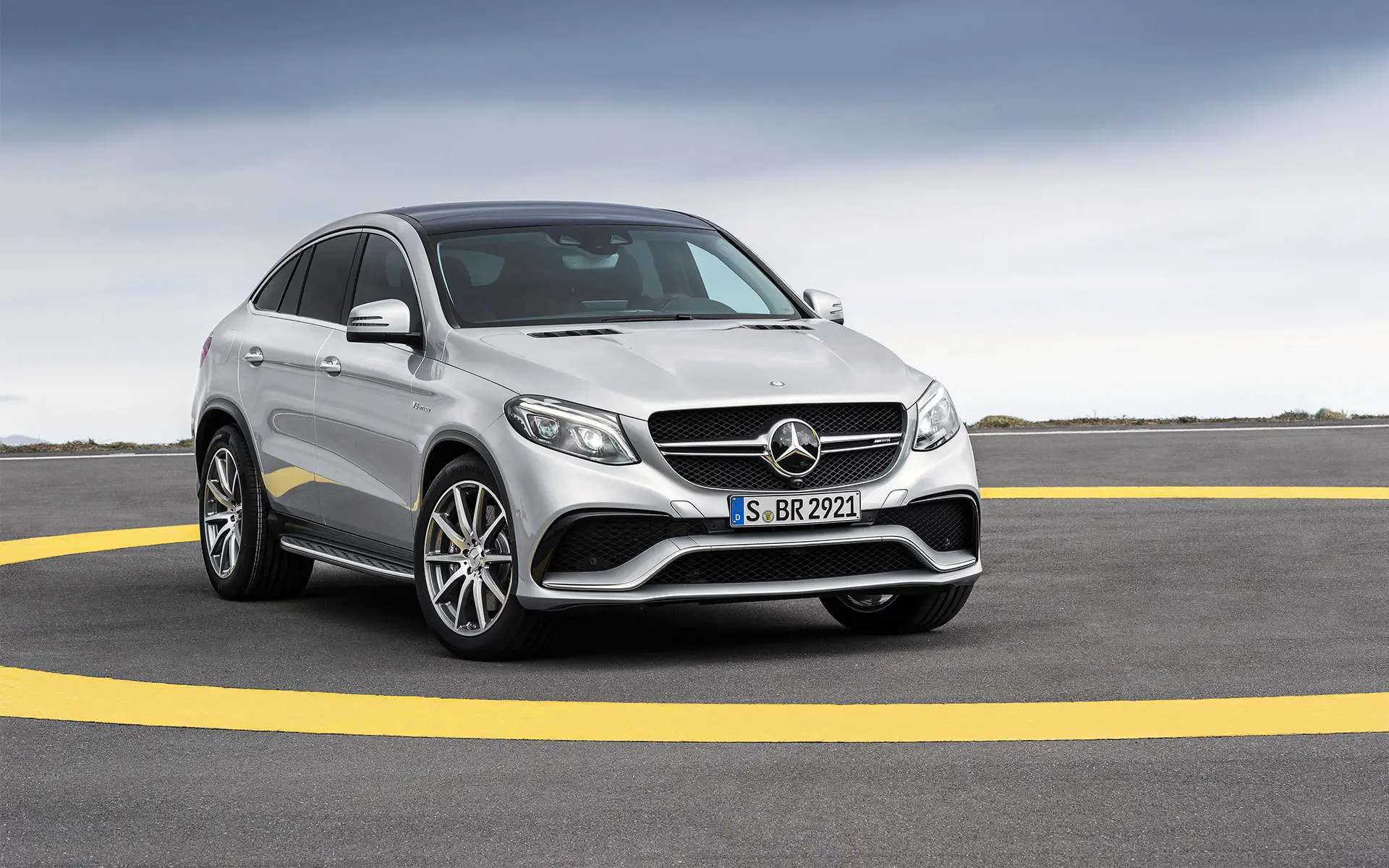 Mercedes Benz AMG GLE 63 front cross view