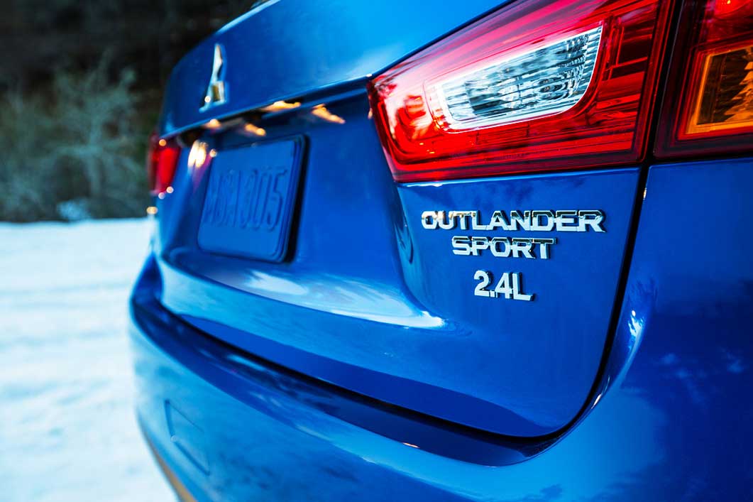 Mitsubishi Outlander Sport 2.4 ES CVT FWD Exterior