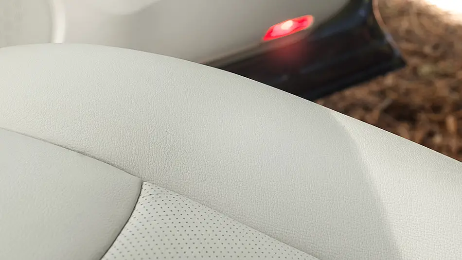 Nissan Pathfinder S 2016 interior door light view