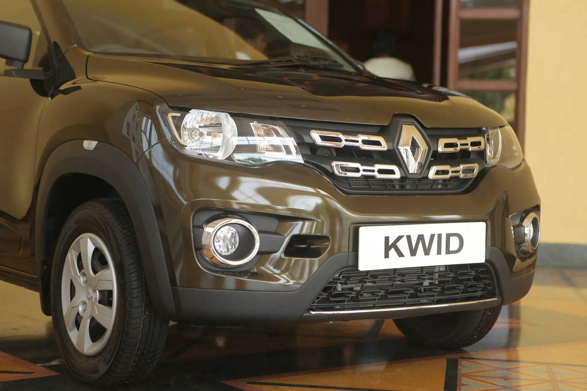 Renault KWID RxT Exterior front tyre and headlight
