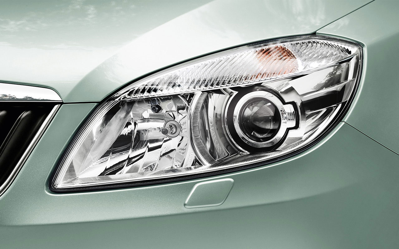 Skoda Fabia Ambition Plus 1.2 TDI CR Front Headlight