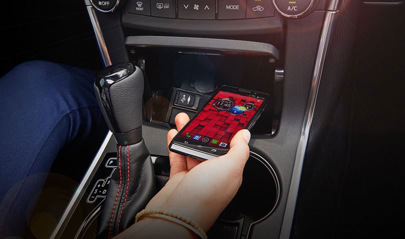 Toyota Camry Hybrid 2015 Wireless Charging