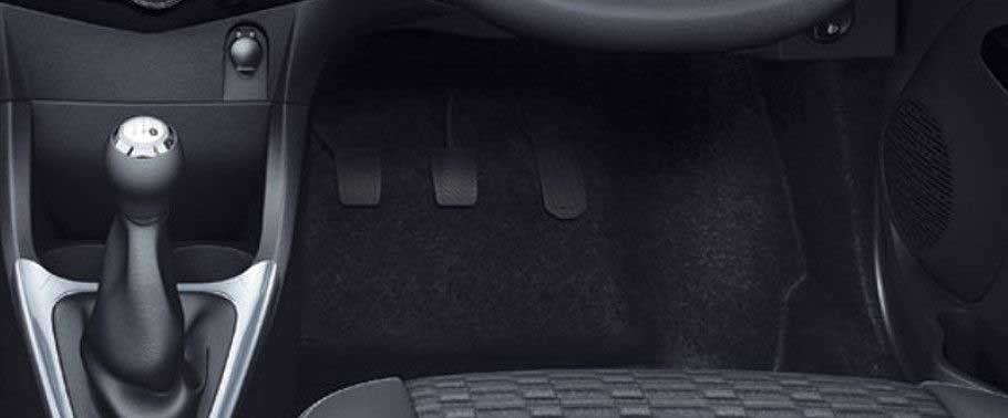 Toyota Etios Cross 1.2 G Interior foot controls