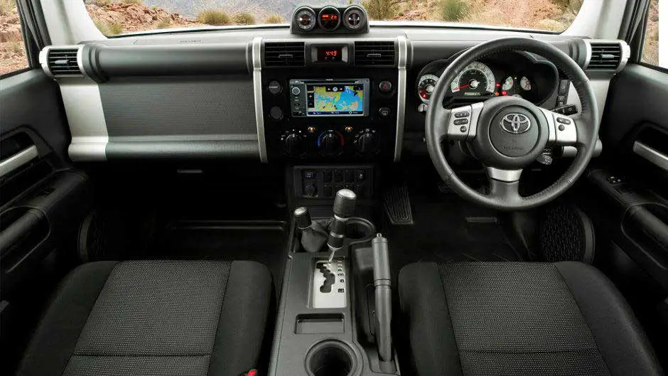 Toyota FJ Cruiser Interior steering