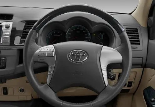 Toyota Fortuner 4x4 MT Steering