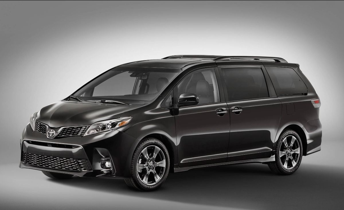 Toyota Sienna SE front cross view