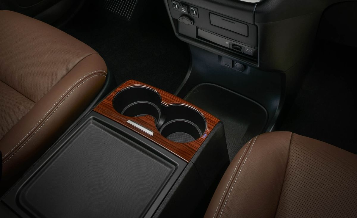 Toyota Sienna SE 2018 interior view
