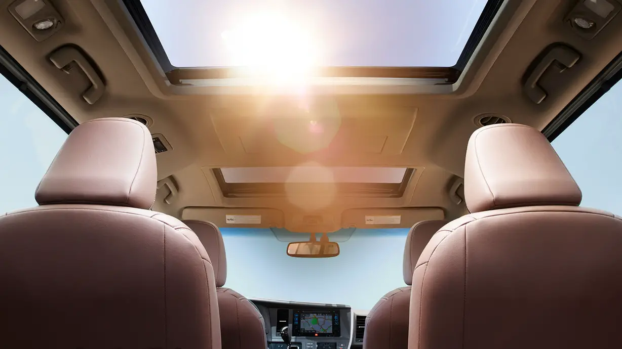 Toyota Sienna SE Premium 2016 sunroof view