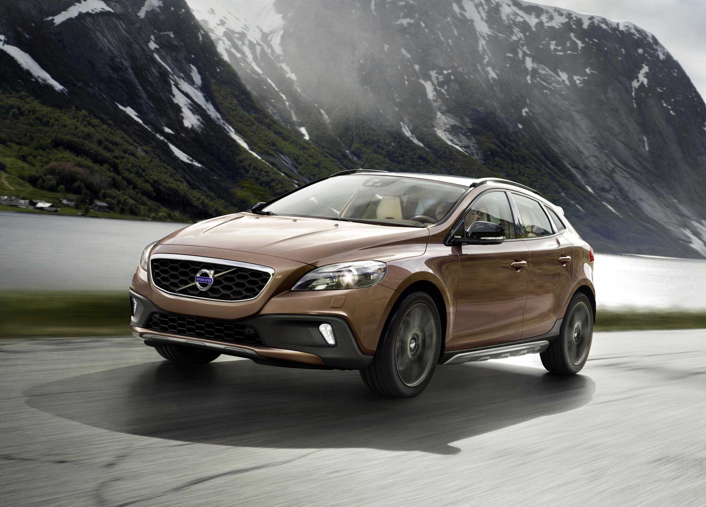 Volvo V40 D3 Kinetic Exterior front cross view