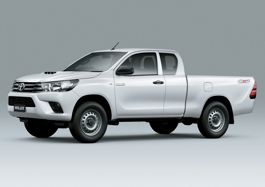 Toyota Hilux S Cab 2.5 M/T front cross view