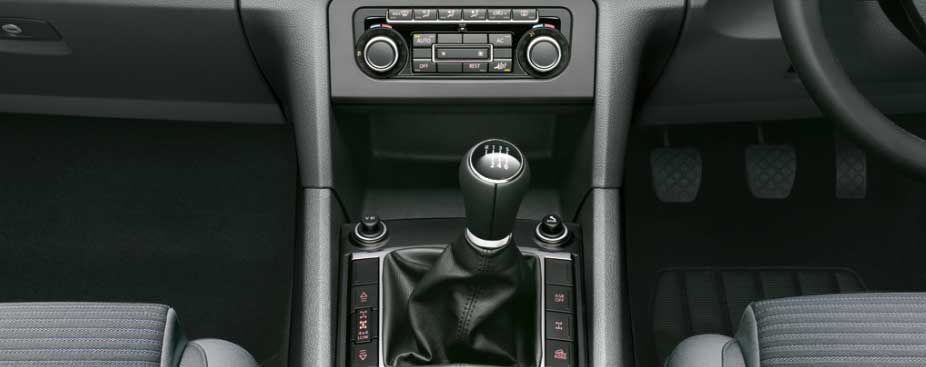 Volkswagen Amarok 2.0 BiTDI 4x2 Highline interior gear